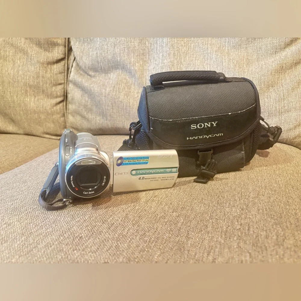 NEW: Sony Handycam Camcorder DCR- DVD505 w/ Carry Case, Battery, Charging Cable